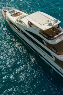 두바이 항구에서 즐기는 슈퍼 요트 체험 (라이브 음악과 음료 제공)