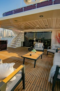 두바이 항구에서 즐기는 슈퍼 요트 체험 (라이브 음악과 음료 제공)