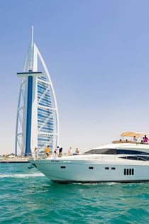 두바이 항구: 럭셔리 요트 투어 (식음료 포함) (2시간)