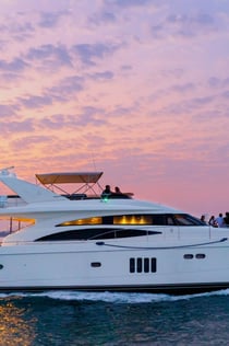 두바이 항구: 럭셔리 야경 요트 투어 (2시간)