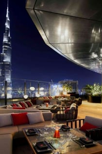 엄선된 음료와 부르즈 할리파 전망을 즐길 수 있는 CÉ LA VI에서 즐기는 세트 메뉴 점심 식사