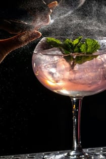 엄선된 음료와 부르즈 할리파 전망을 즐길 수 있는 CÉ LA VI에서 즐기는 세트 메뉴 점심 식사