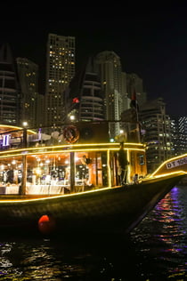 두바이 마리나에서 즐기는 알렉산드라 다우 디너 크루즈