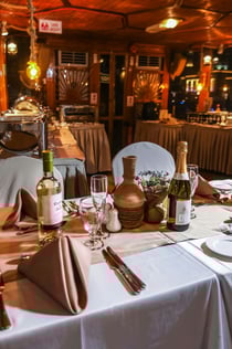 두바이 마리나에서 즐기는 알렉산드라 다우 디너 크루즈