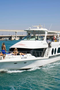 두바이 마리나: 아인과 함께하는 요트 투어 (1시간)