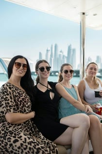 두바이 마리나: 럭셔리 요트 크루즈 (조식 및 음료 무제한 제공)