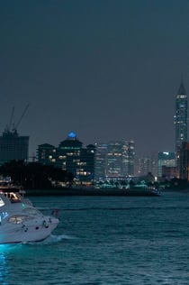 카나페와 무제한 음료가 있는 두바이 마리나 요트 파티