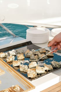 카나페와 무제한 음료가 있는 두바이 마리나 요트 파티