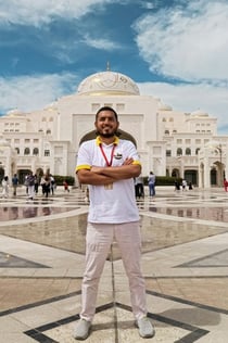 셰이크 자이드 모스크와 카사르 알 와탄 투어 + 교통편 (두바이 출발)