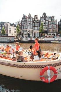 Amsterdam: BBQ con bevande illimitate Crociera sul canale dalla Stazione Centrale