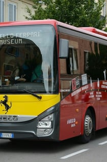 Kyvadlová doprava spojující nádraží Modena-Musei Ferrari