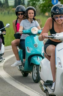 Toscana: visita en grups reduïts amb Vespa + dinar