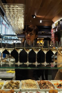 Barcellona: Pranzo al mercato alimentare con abbinamento di vini