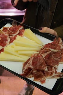 Barcellona: Pranzo al mercato alimentare con abbinamento di vini