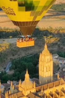 Segovia: volo in mongolfiera con colazione e Cava
