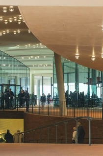 Premium Elphi Plaza Guided Tour with Franzbrötchen and coffee