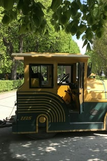 乗り換え列車で行くチロラーホフと動物園