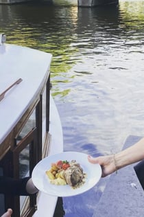 Amsterdam: Fine Dining Small Boat Cruise Vertrek vlakbij het Centraal Station