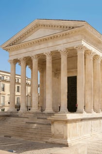 Passe por Nîmes la Romaine