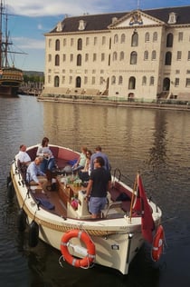 Amsterdam: plavba po kanálech s volitelnými nápoji a občerstvením z oblasti červených luceren