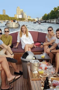 Amsterdam: plavba po kanálech s volitelnými nápoji a občerstvením z oblasti červených luceren