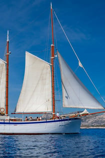 Marselha: Navegação pelas Calanques com almoço e bebidas