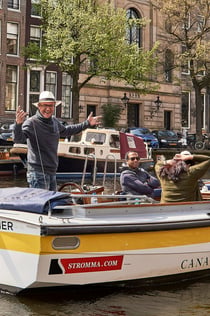 Amsterdam: Öppen båttur med lokal guideavgång nära centralstationen
