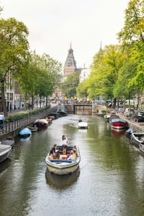 Amsterdam: Öppen båttur med lokal guideavgång nära centralstationen
