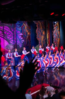Paryż: Seine River Dinner Cruise + Eiffel Tower Access + Moulin Rouge Show