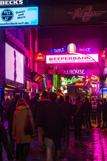 Amburgo: Tour guidato della Reeperbahn + 1 bevanda