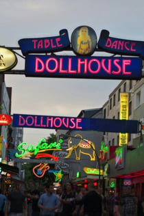 Amburgo: Tour guidato della Reeperbahn + 1 bevanda