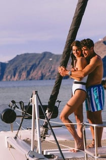 Santorini: creuer a vela prèmium + àpats i begudes a la barbacoa