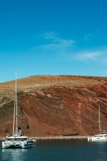 Santorini: creuer a vela prèmium + àpats i begudes a la barbacoa