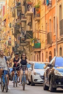 バルセロナ：ガウディハウスからバルセロナまでのプライベートバイクツアー