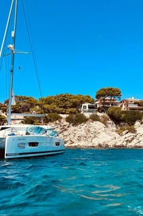 Palma di Maiorca: Tour di 4 ore in catamarano di lusso con tapas e pranzo