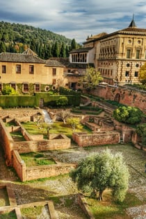Alhambra & Nasrid Palaces: Guided Tour + Local Food Experience