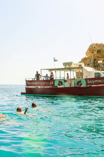 Grotten van Benagil: Boottocht vanuit Vilamoura + BBQ op het strand