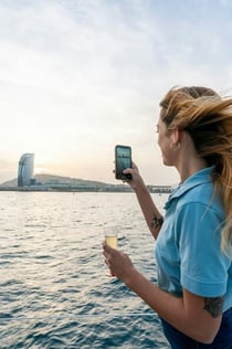 Barcelona: Sejlads i en lille gruppe med drikkevarer og snacks