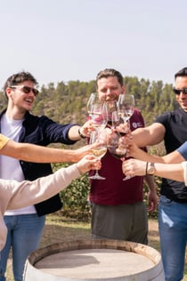 Montserrat: Ganztägige Tour mit Mittagessen auf dem Bauernhof und Besuch einer Weinkellerei ab Barcelona