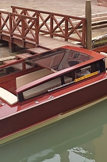 Venezia: Taxi acqueo privato da/per la stazione ferroviaria di Santa Lucia e l'hotel