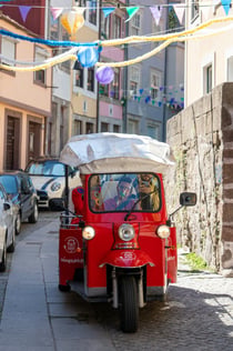 Porto: Geführte Tuk Tuk City Tour + Besuch der Portweinkellerei mit Verkostung