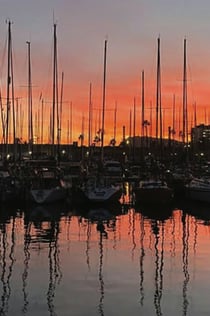 Barcelona: 2-timers sejltur ved solnedgang med drinks og snacks