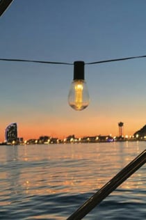 Barcelona: 2-timers sejltur ved solnedgang med drinks og snacks