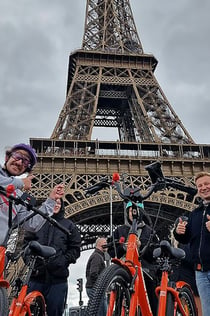 Byens must see-højdepunkter på en cykeltur i en lille gruppe med en lokal guide