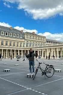 Byens must see-højdepunkter på en cykeltur i en lille gruppe med en lokal guide