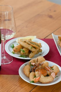 Lisbona: Tour gastronomico guidato + spettacolo di Fado