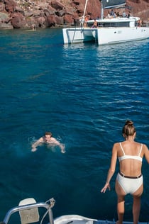Santorini: polosoukromá plavba katamaránem + jídlo+ doprava
