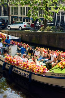 Amsterdam: kanalrundfart i blomsterbåd med lokal guide