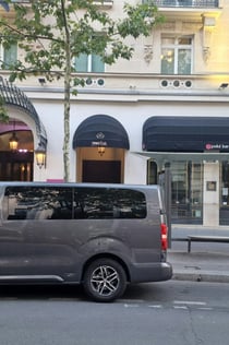 Παρίσι: Ιδιωτική μεταφορά με λεωφορείο από το αεροδρόμιο CDG στο ξενοδοχείο