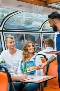 Amsterdam: neomezená plavba po kanálech s nápoji a pizzou z hlavního nádraží